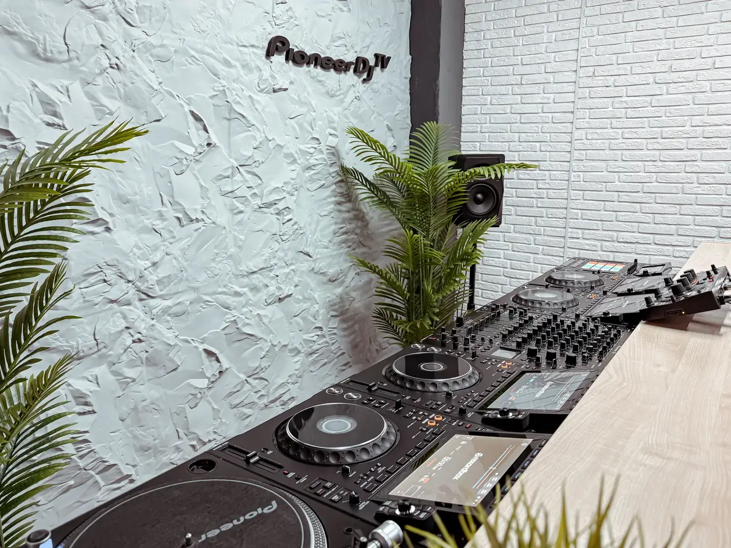 Фото Pioneer DJ School