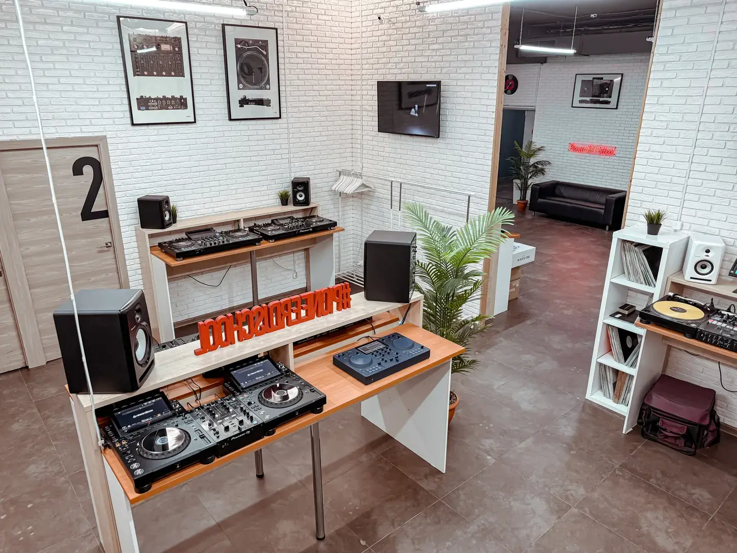 Фото Pioneer DJ School