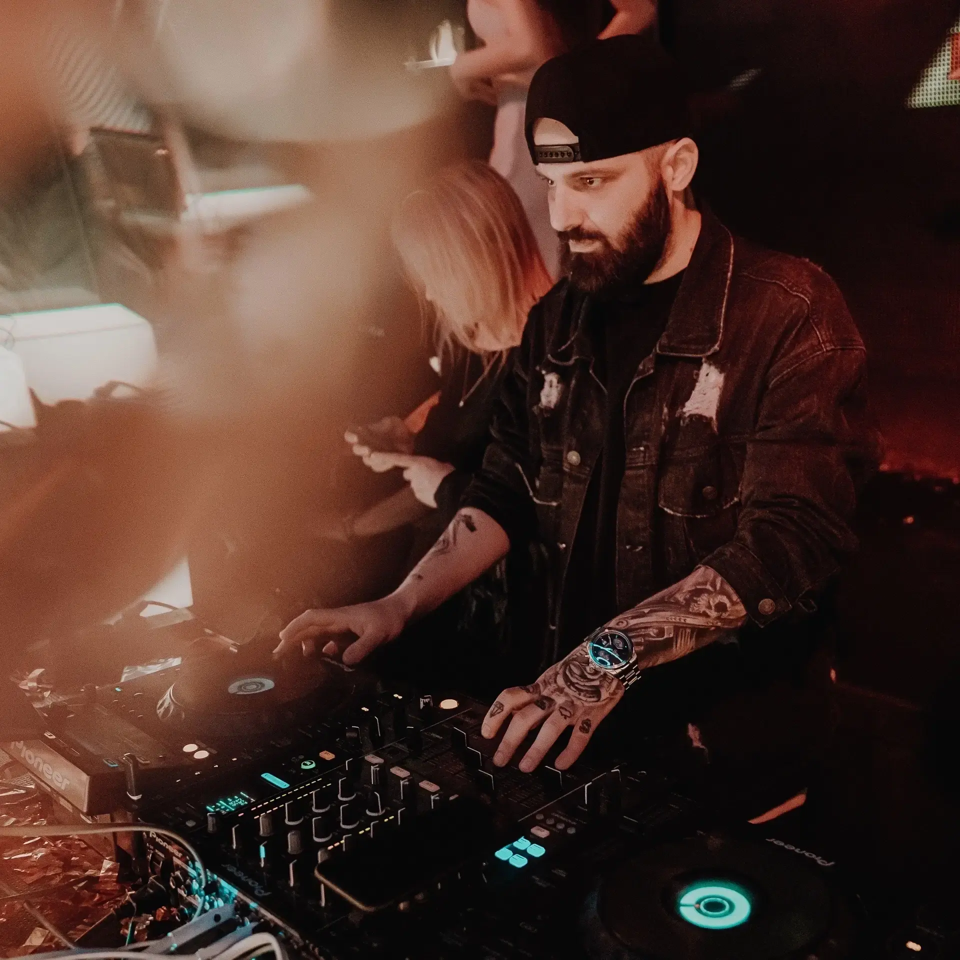 Слайд из фотографий школы Pioneer DJ School