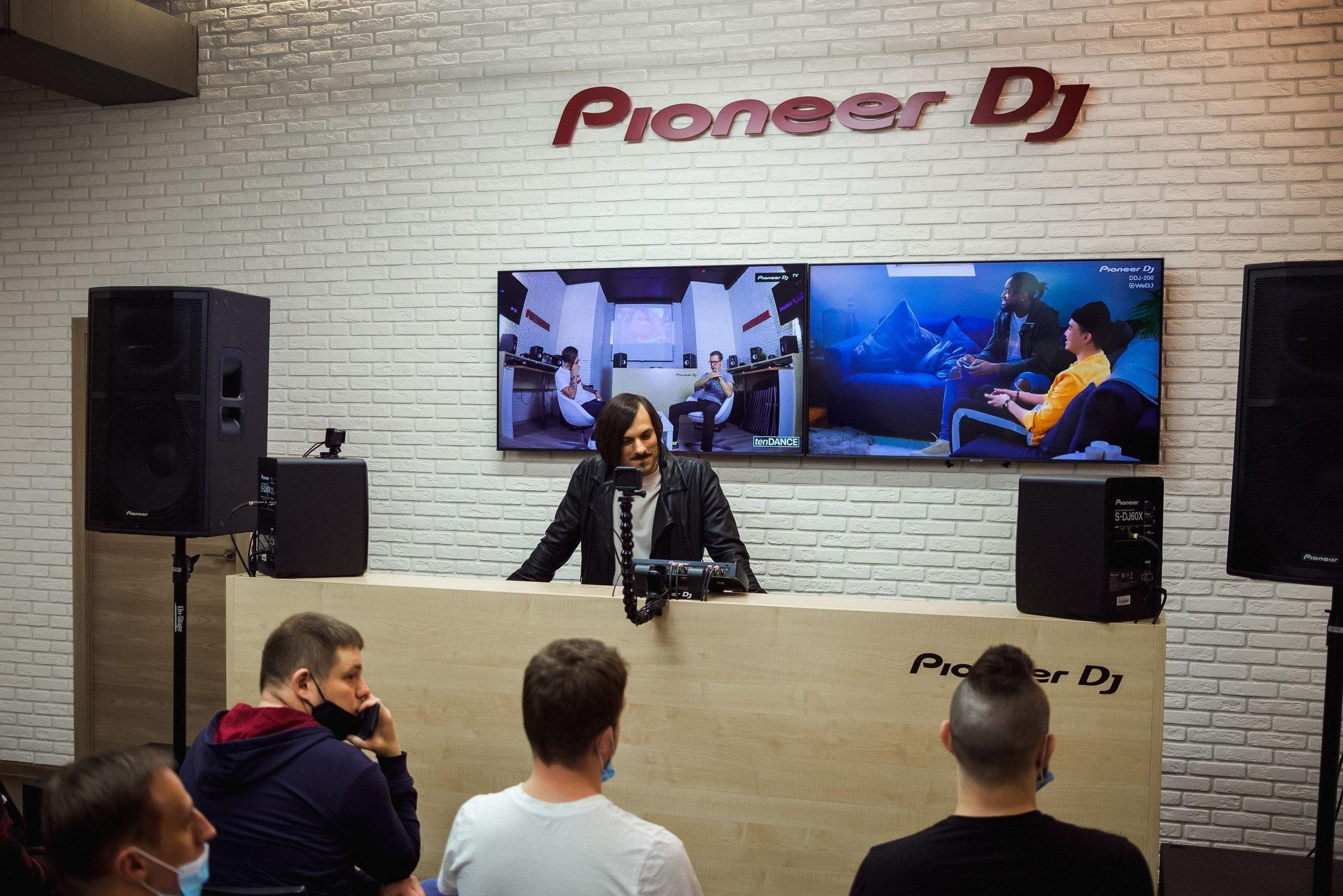 Слайд из фотографий школы Pioneer DJ School