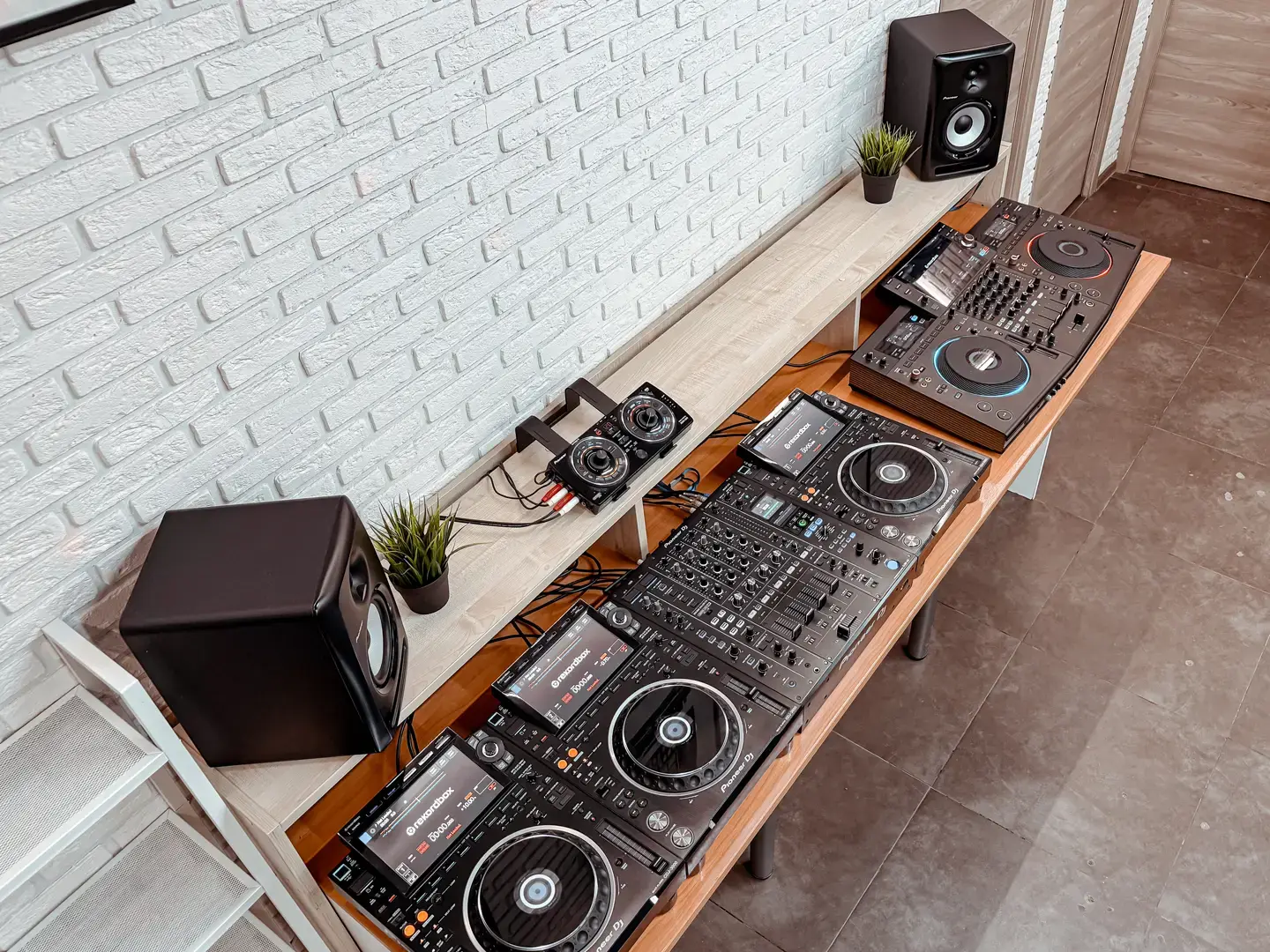 Фото Pioneer DJ School