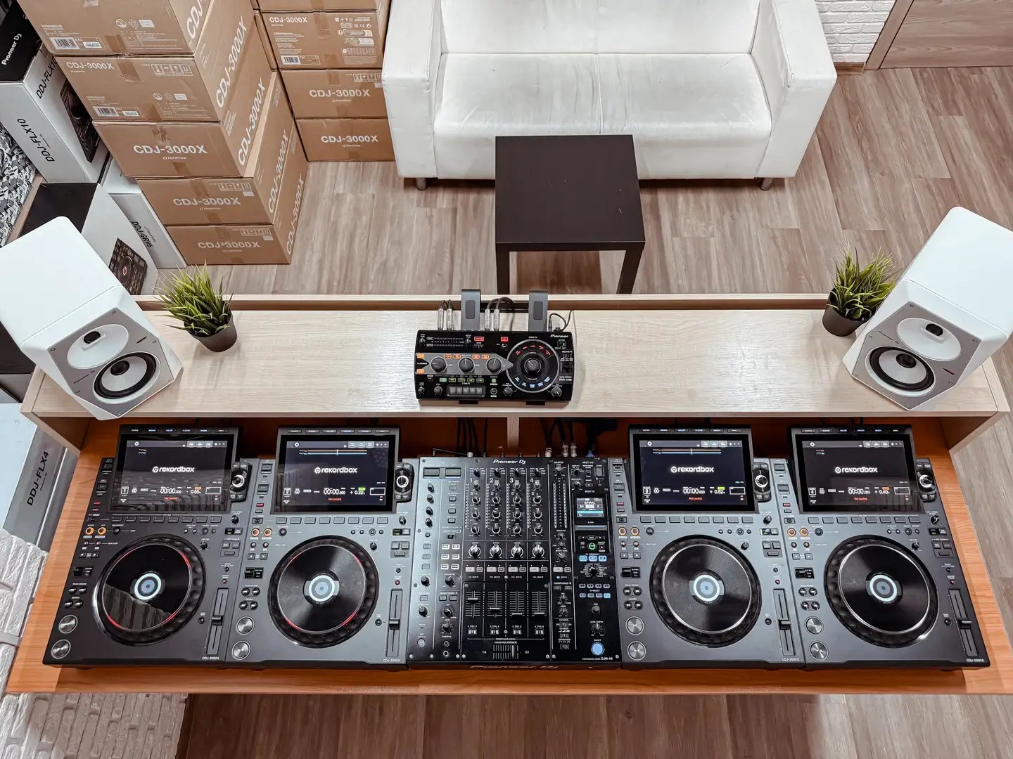 Фото Pioneer DJ School