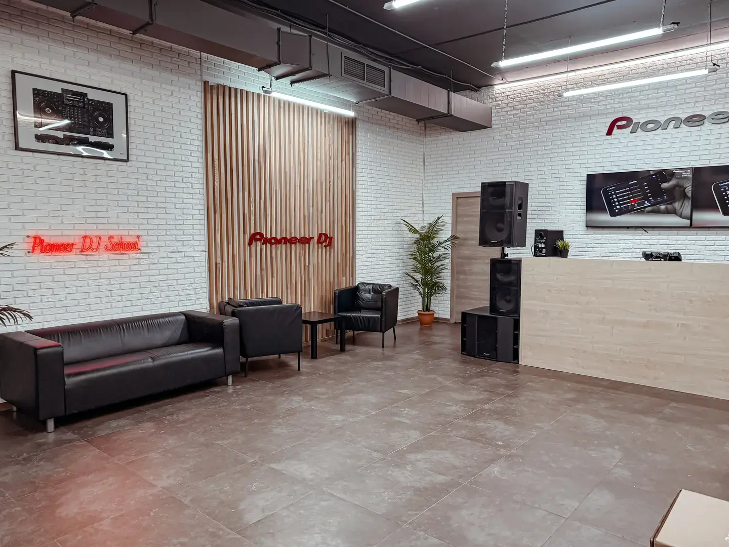 Фото Pioneer DJ School