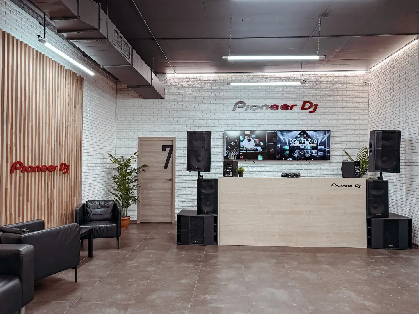 Фото Pioneer DJ School