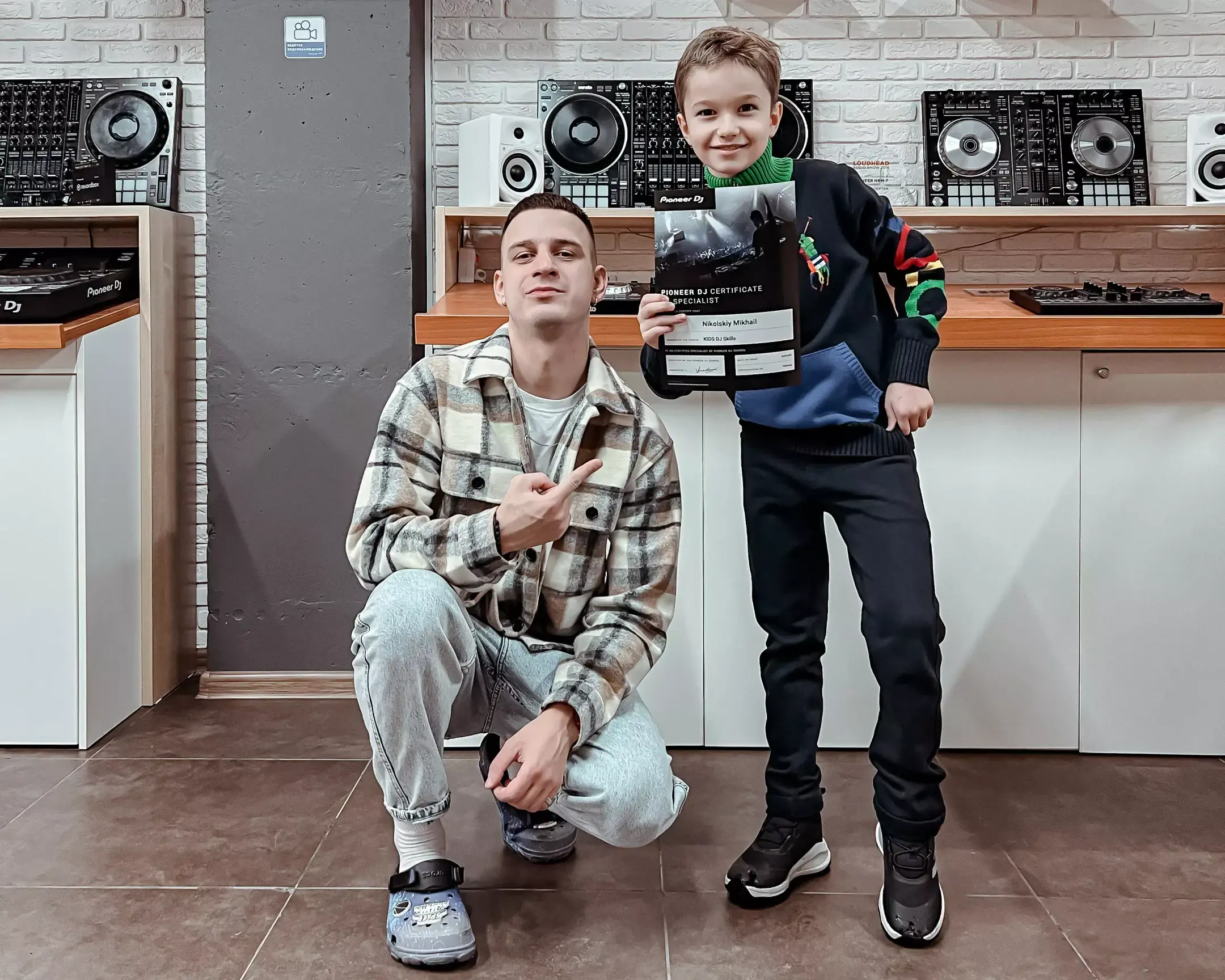 Слайд из фотографий школы Pioneer DJ School