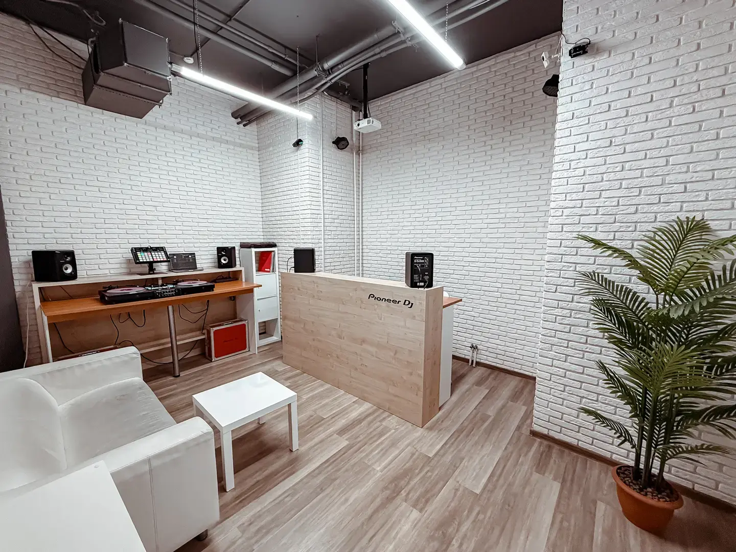 Фото Pioneer DJ School