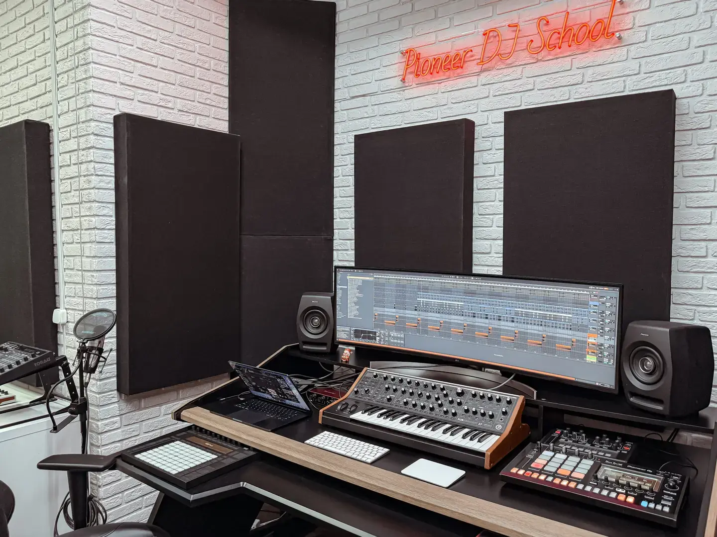 Фото Pioneer DJ School