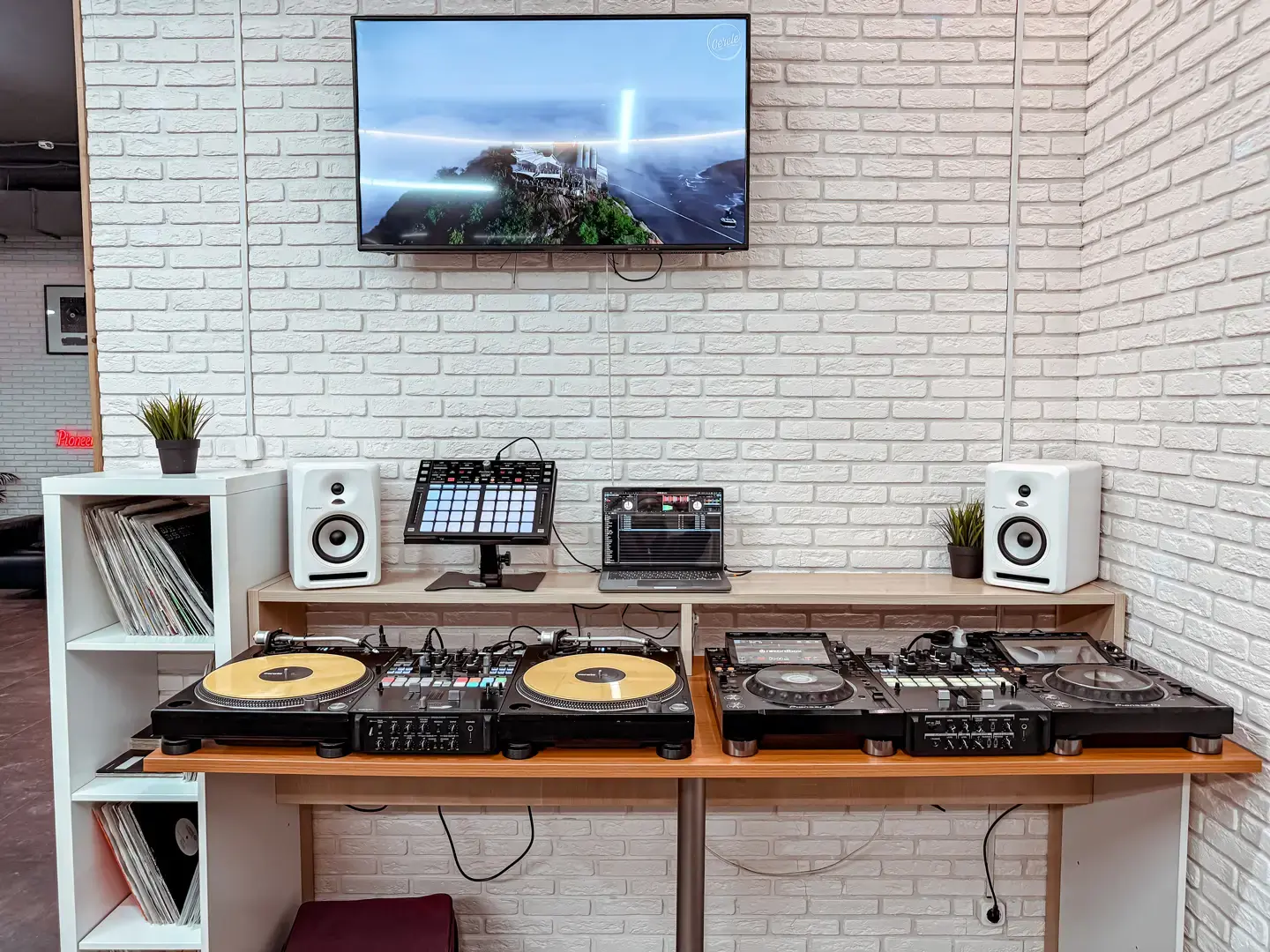 Фото Pioneer DJ School