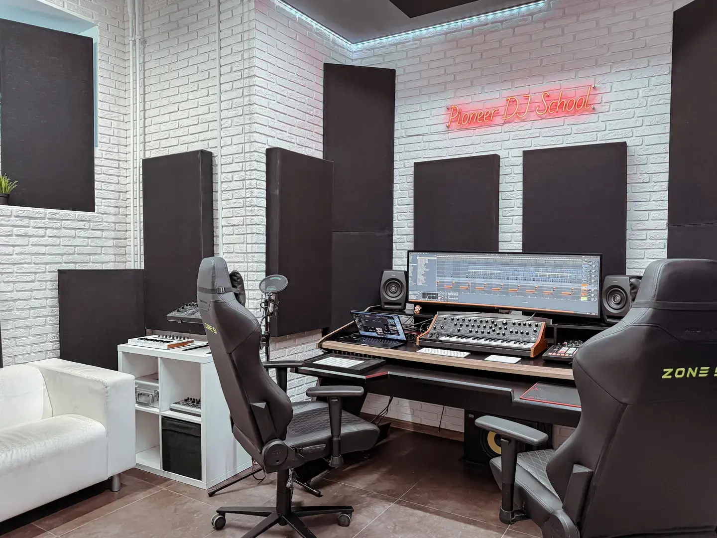 Фото Pioneer DJ School