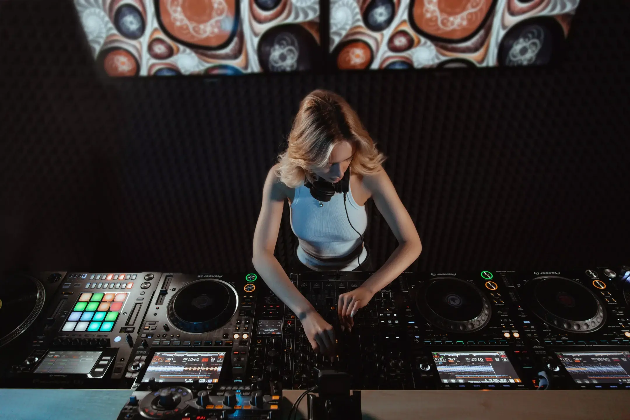 Слайд из фотографий школы Pioneer DJ School