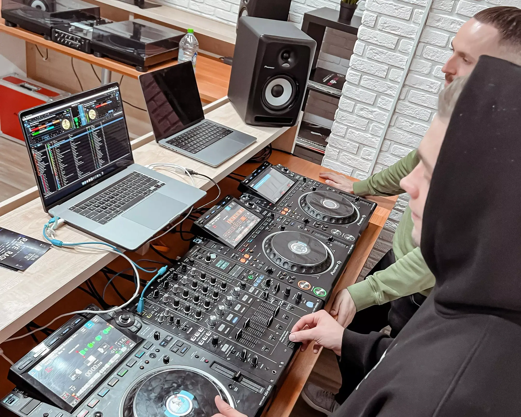 Слайд из фотографий школы Pioneer DJ School