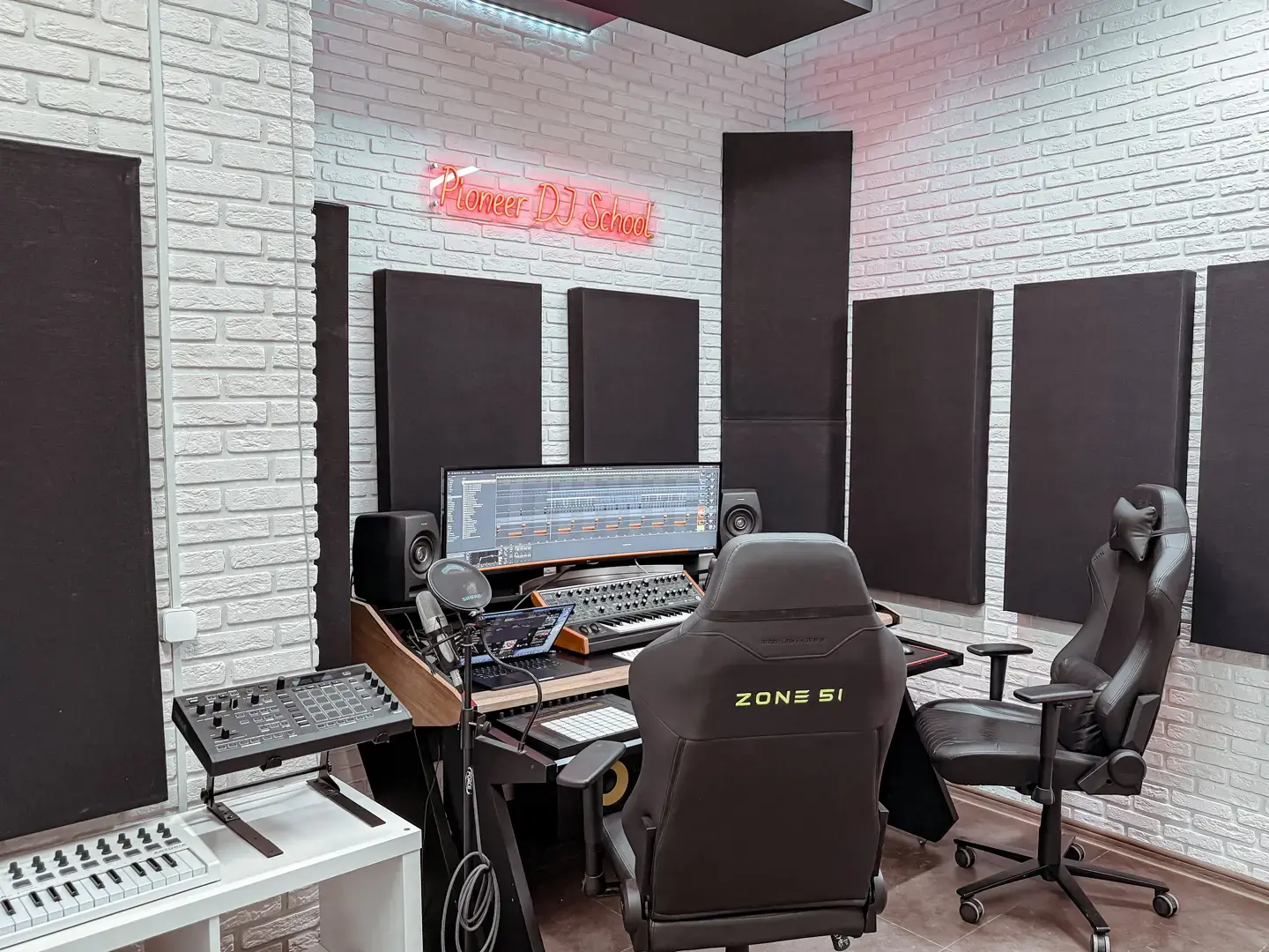 Фото Pioneer DJ School