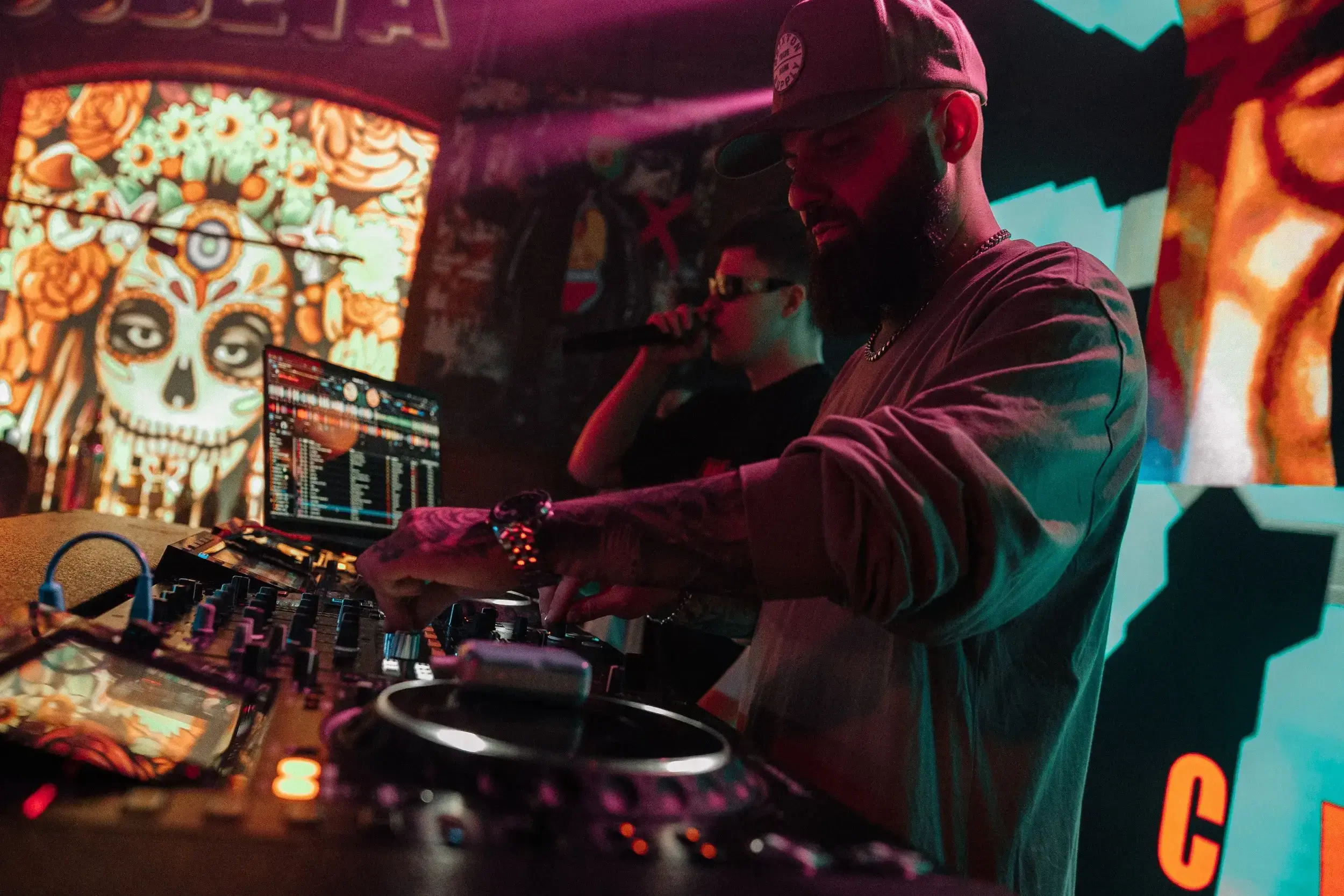 Слайд из фотографий школы Pioneer DJ School